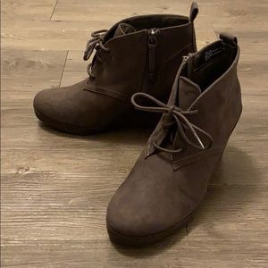 Women’s ankle booties